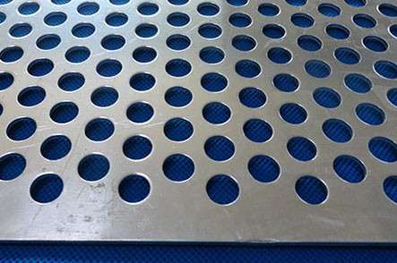 不(bu)鏽鋼沖(chòng)孔網在(zài)化工業(yè)的重要(yào)性