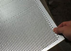 不鏽(xiu)鋼沖孔網(wǎng)切割時的(de)難度有哪(na)些