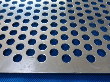 如何做好沖孔(kong)網表面拉絲處(chu)理