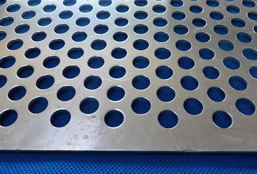 防止不鏽鋼(gang)沖孔網制品(pǐn)拉伸開裂的(de)方法