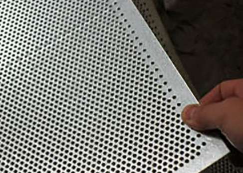 不鏽鋼沖(chong)孔網在化(hua)工業的重(zhòng)要性
